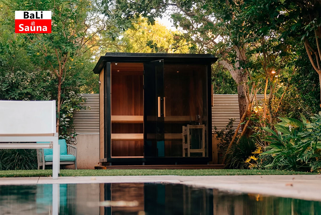 סאונת יוקרה של Bali Sauna עם ארז קנדי אדום, זכוכית כהה ותנור Harvia