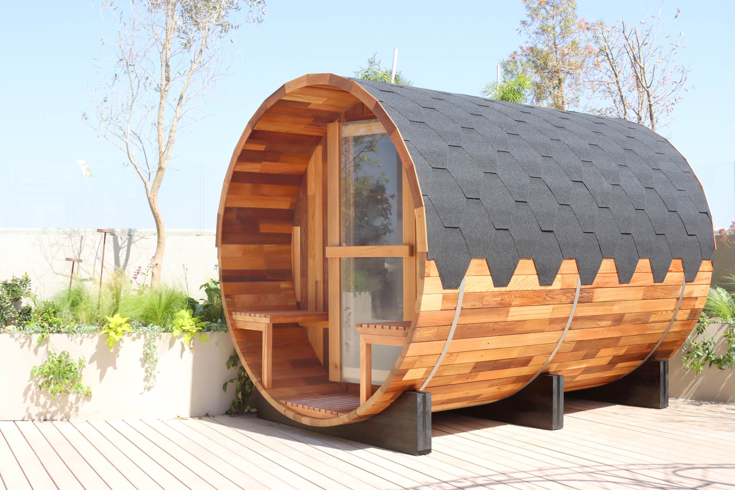 תמונה מקורית של סאונה חבית – modern sauna barrel


