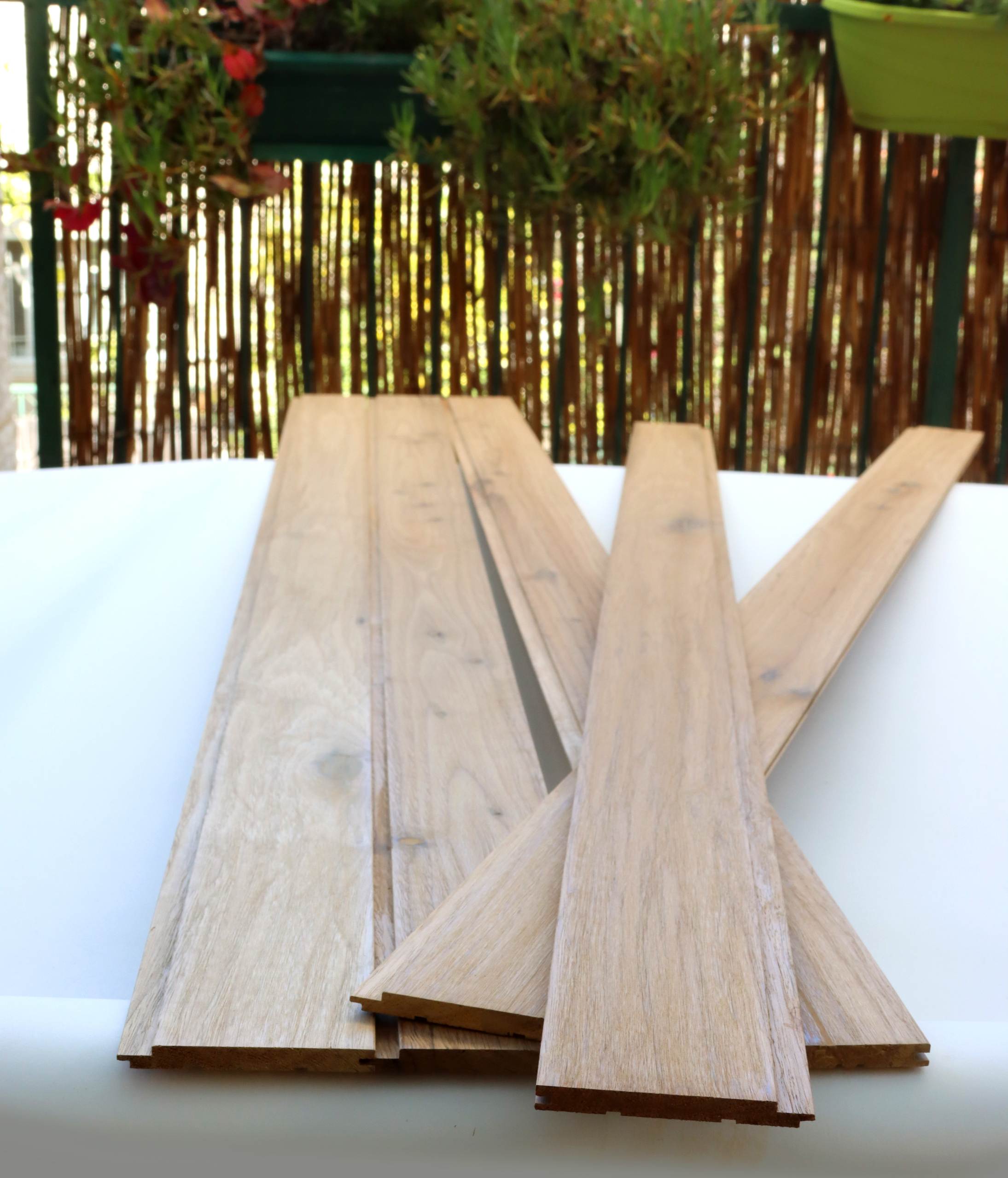 עץ אלון מלא יכול להיות משמש לחיפוי אפקטיבי של קירות ותקרות בסאונה, ןן וחוץ.